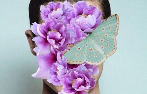 Person gemmer sig bag blomster og sommerfugl for ikke at skulle leve med konsekvenserne af dårlig beslutning
