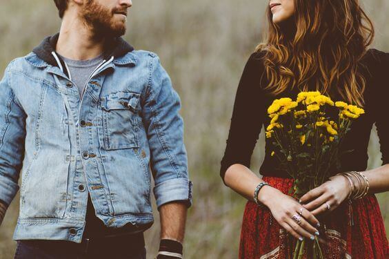 Kvinde har fået blomster, da manden ønsker ren tavle i et forhold