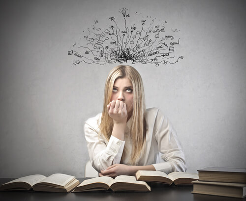 Kvinde med bog søger angstreducerende teknikker