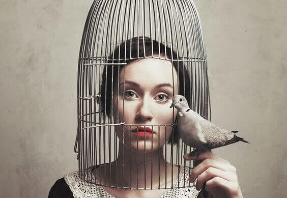 Kvinde i fuglebur kan ikke konfrontere følelser