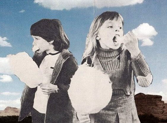 Børn spiser candyfloss
