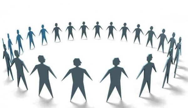 Mennesker står i cirkel