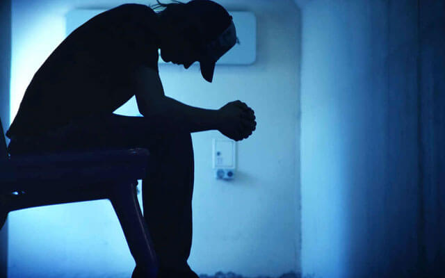 Mand i mørke lider af depression på grund af fattigdom