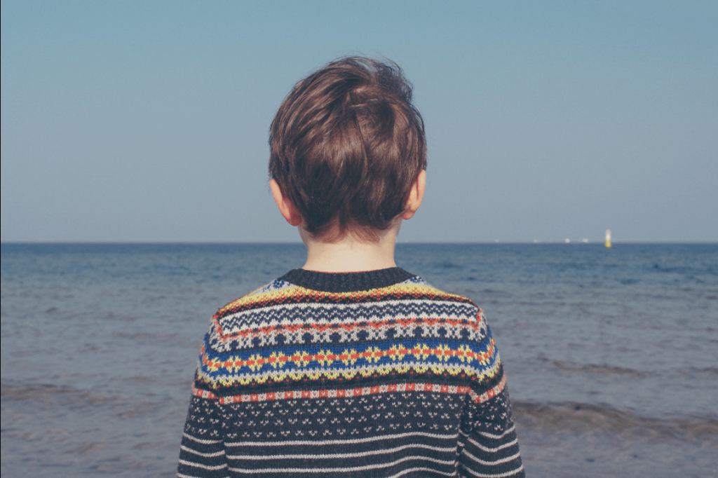 Dreng ser ud over havet