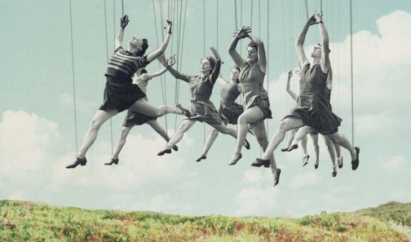 Kvinder med snore som dukker danser i luften for at vise, hvordan man bliver bundet til at gengælde det, når nogle gør dig en tjeneste