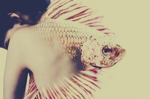 Person med fisk på ryg