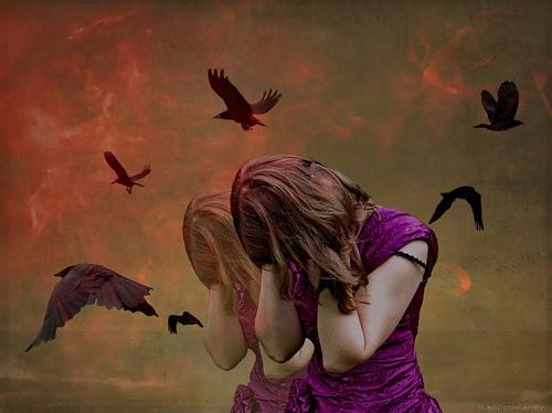 Pige gemmer sit ansigt for fugle