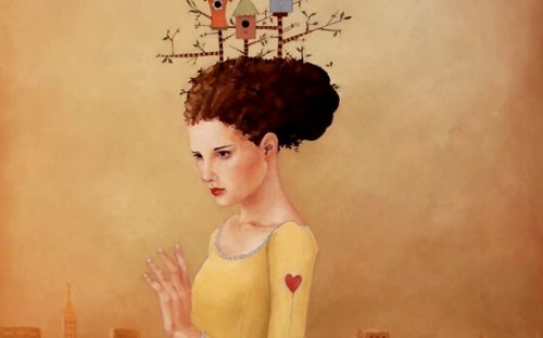 Kvinde med fuglehus i håret