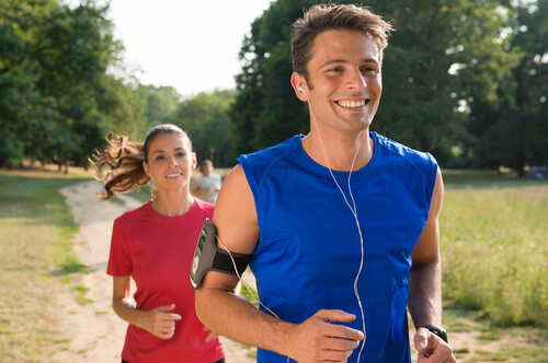 Glade personer løber og nyder sportspsykologi