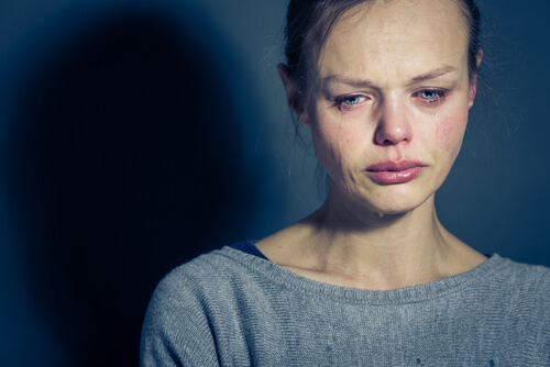 Kvinder græder på grund af bipolar lidelse