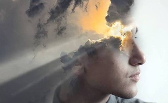 Mands hoved, hvor sollys bryder igennem