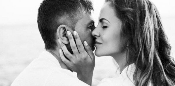 Kvinde hvisker til mand om kærlighedens kemi