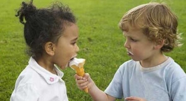 Dreng giver pige is, da han er en god person