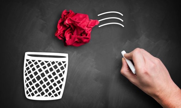 Sammenrullet stykke papir på vej i en papirkurv. - J.K. Rowling siger at man laver mange fejl