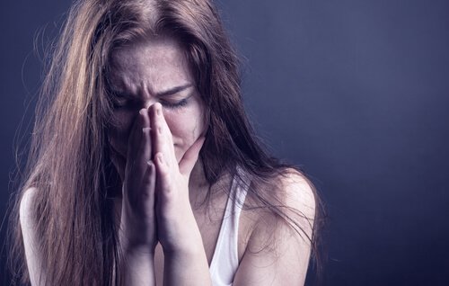Trist kvinde oplever kronisk utilfredshed