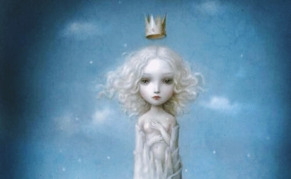 Lille pige med krone på