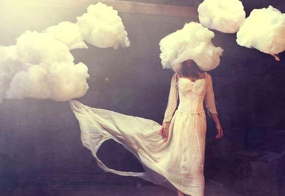 Kvinde i hvid med hovedet i en sky. Pilar Jericó
