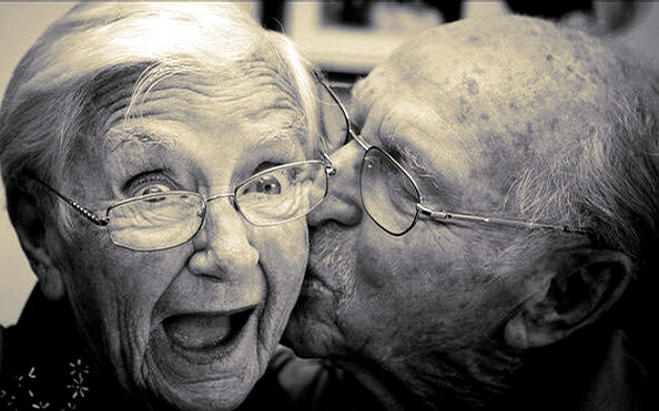 Ældre par kysser og nyder kærlighedens kemi