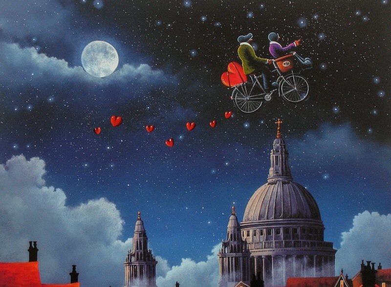 Personer på cykel i himlen med hjerter omkring