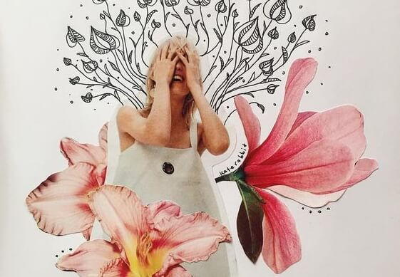 Kvinde med store blomster omkring sig tager sig til hovedet