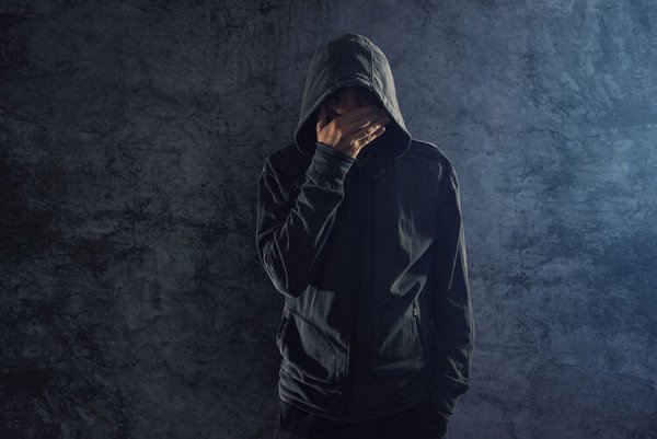 Mand tager sig til hovedet trist over skizoid personlighedsforstyrrelse