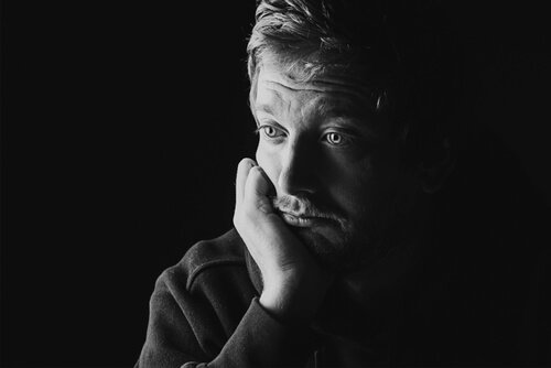 Mand med pistantrofobi ser trist ud