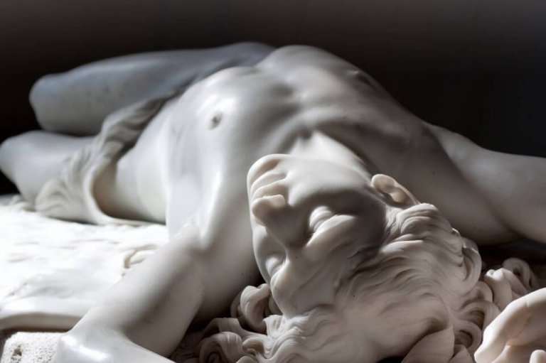 Marmor statue viser misundelsens to ansigter