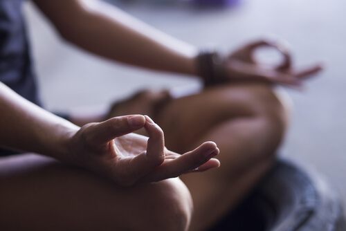 Lær 4 fundamentale trin til at begynde at meditere nu