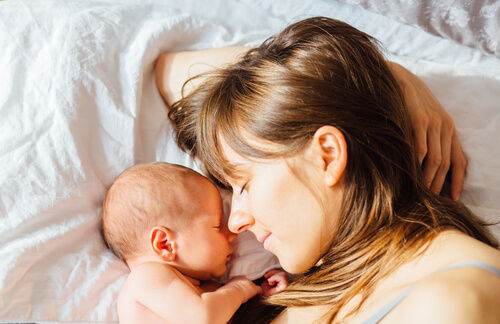 Mor og baby er ved at ligge og putte