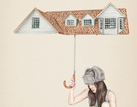 Kvinde med hus som paraply