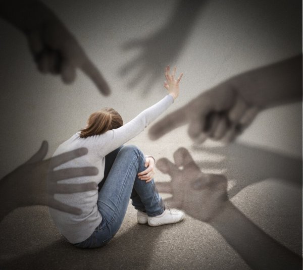 Hænder peget på kvinde som symbol på misundelse