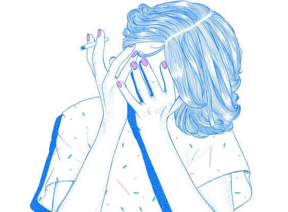 Pige med cigaret gemmer hoved bag hænder i skam over sine rygevaner