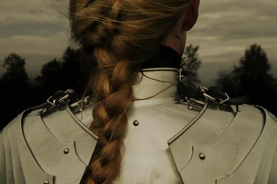 Kvinde set bagfra i rustning. J.K. Rowling