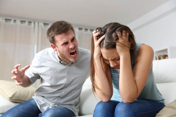 Mand råber af kvinde som del af verbal aggressivitet
