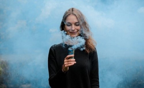 Smilende kvinde bag røg