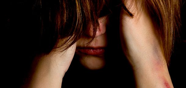 Person udfører selvskade som resultat af borderline