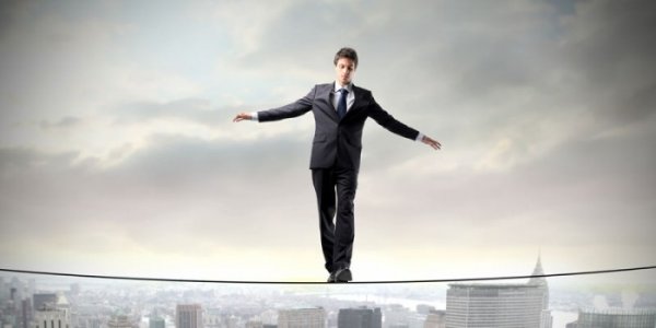 Mand på line over by