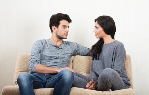 Par i sofa forsøger at undgå skænderi