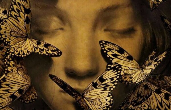 Pige med sommerfugle foran ansigtet
