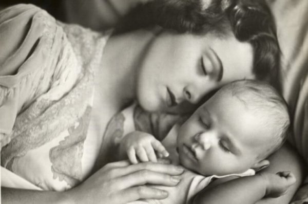 Mor sover sammen med baby