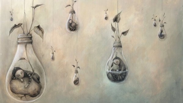 Mennesker sover i hængende poser under planter