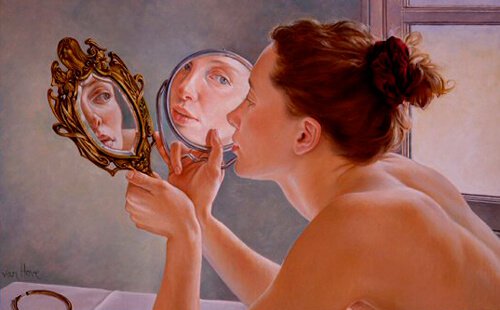 Nøgen kvinde ser sig selv i spejl