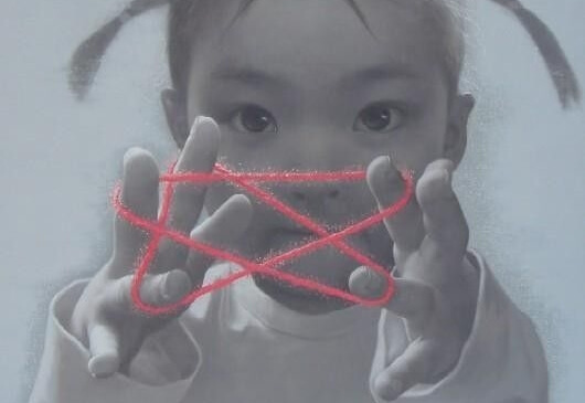 Barn laver stjerne af snore