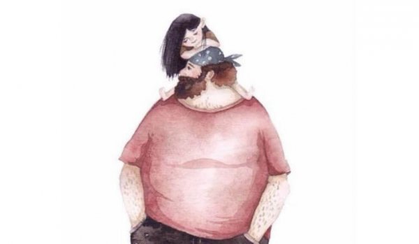 En datter sidder på sin fars skuldre