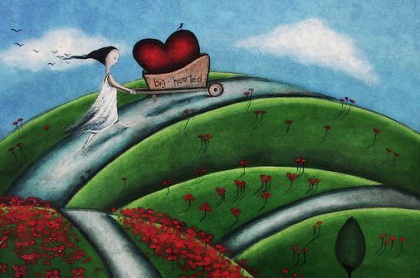 Pige på mark bærer stort hjerte og følelsesmæssig visdom