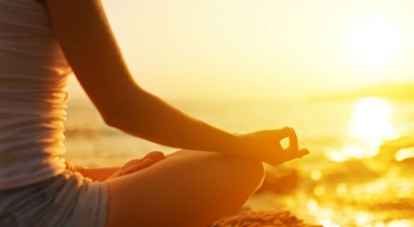 Person på strand anvender mantraer til meditation