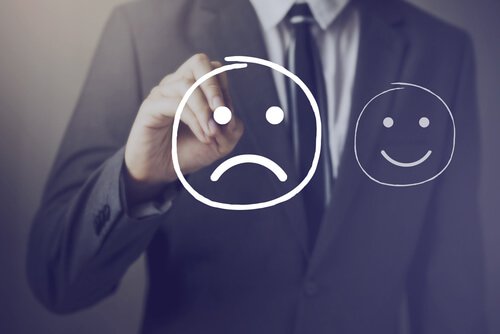 Mand tegner sur smiley og vælger kronisk utilfredshed