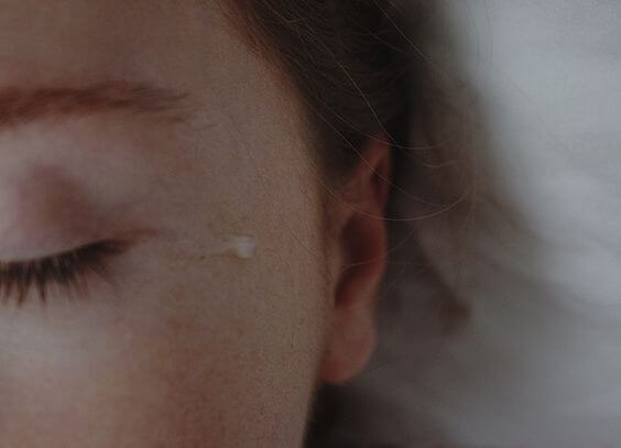 Kvinde græder i stedet for at vokse gennem smerte