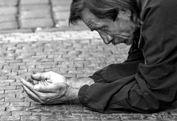 Mand ramt af fattigdom tigger på gade
