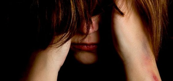 Person med blå mærker er trist på grund af psykiske sygdomme